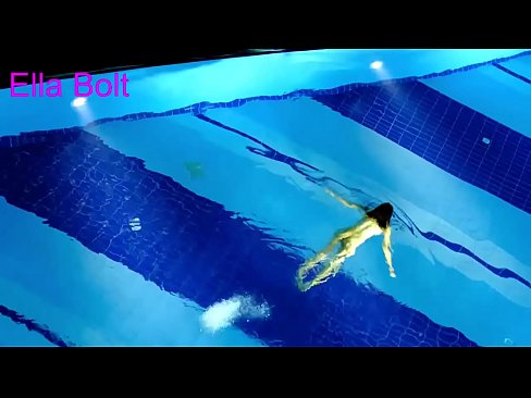 ❤️ No puc parar de mirar-la, jove rossa presa nedant nua a la piscina del complex ELLA BOLT Porno vk a nosaltres ❤