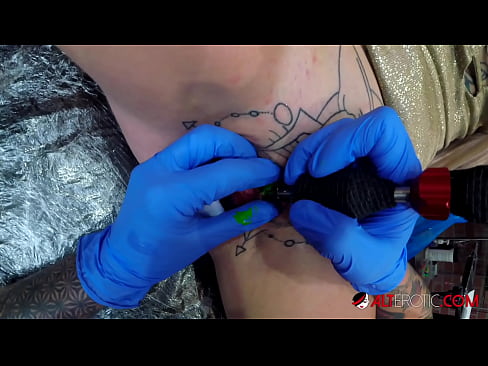 ❤️ La bomba Sully Savage, molt tatuada, es va tatuar al clítoris Porno vk a nosaltres ❤